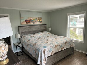 3 habitaciones, escritorio y tabla de planchar con plancha 