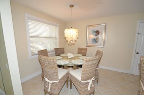 Dining - Coastal Cottage, <1 mile to the Beach, near Ritz Carlton! (Naples)