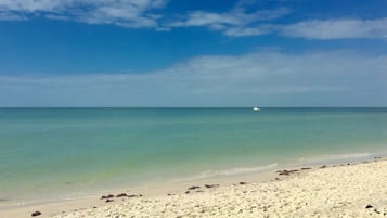 靠近海滩
