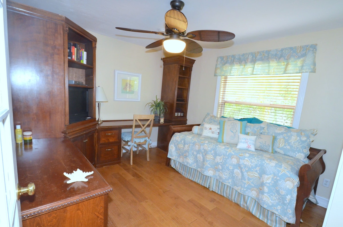Photo 13 of Coastal Cottage, <1 mile to the Beach, near Ritz Carlton!