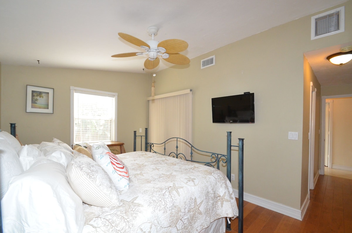 Photo 9 of Coastal Cottage, <1 mile to the Beach, near Ritz Carlton!