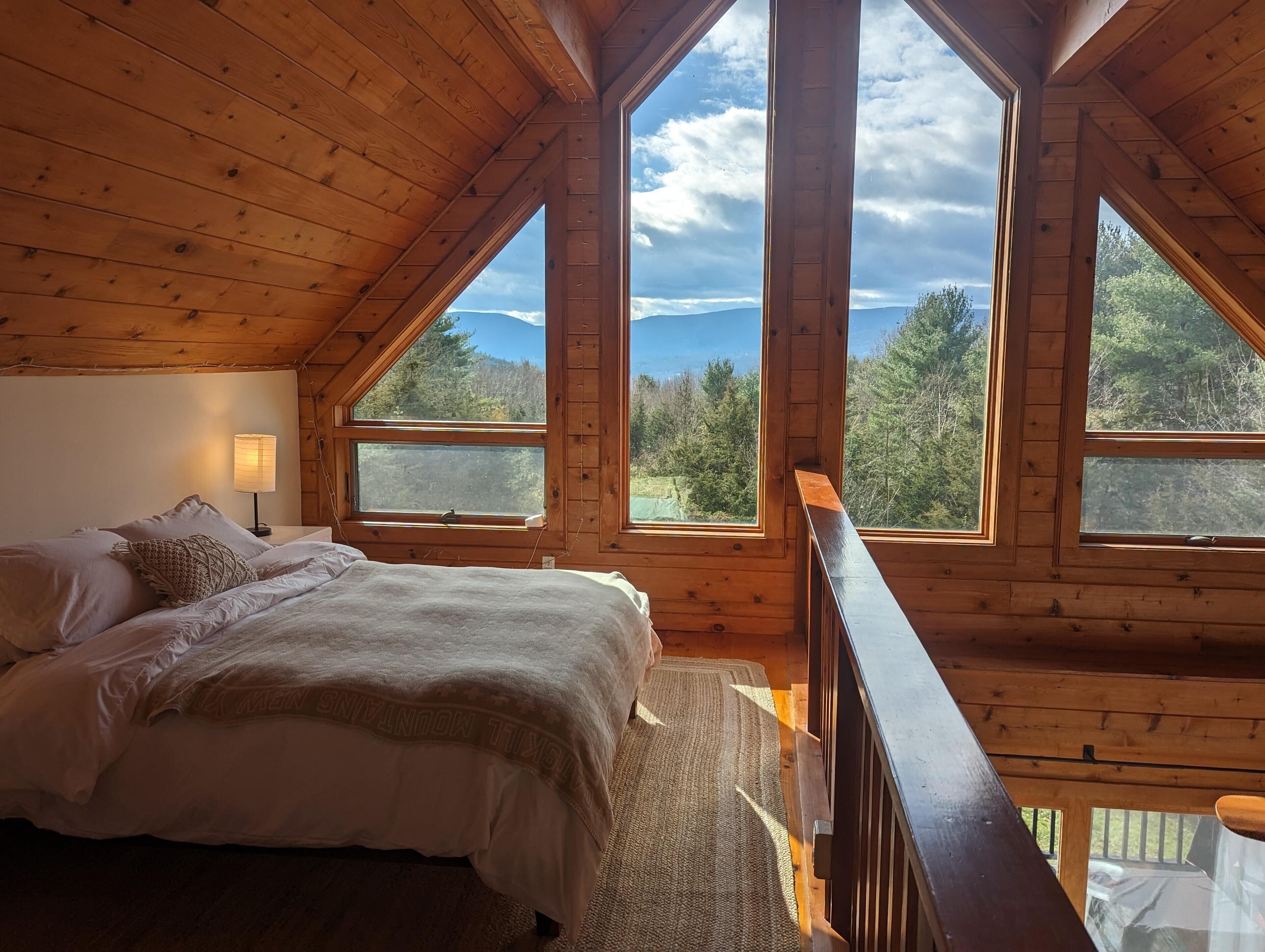 SKI CHALET - INCREDIBLE CATSKILLS VIEWS - Firepit, 2 grills, Deck, Fast WiFi