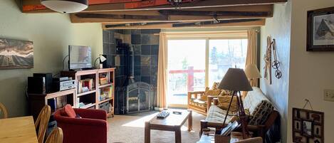 Smart TV, chimenea, videojuegos y reproductor de DVD