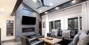 Smart TV, chimenea y oficina 