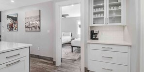 4 quartos, escrivaninha, ferros/tábuas de passar roupa, Wi-Fi