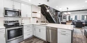 Geladeira, micro-ondas, fogão, cooktop