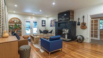 Smart-TV, Kamin, Tischtennisplatte