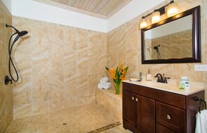 Dusche, Haartrockner, Handtücher, Seife