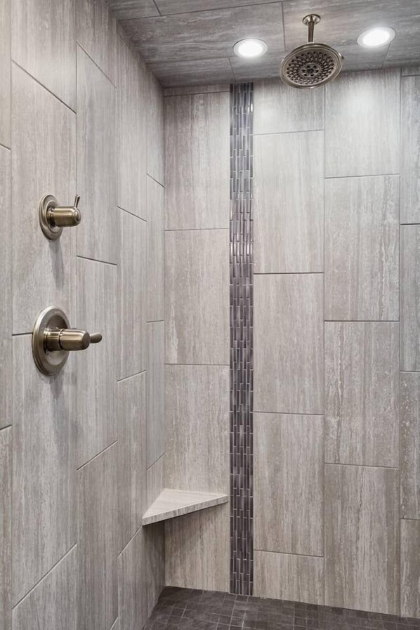 Shower, hair dryer, heated floors, towels - Stroll to OCC ★ Spa-Like Shower ★ Clean ★ Comfy ★ (Colorado Springs)