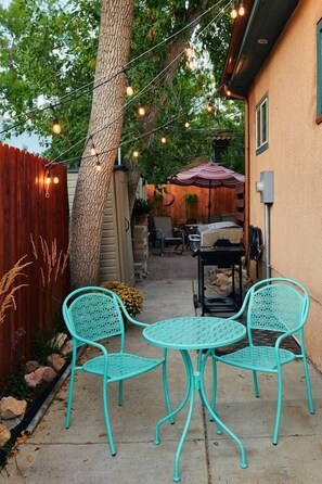 Outdoor dining - Stroll to OCC ★ Spa-Like Shower ★ Clean ★ Comfy ★ (Colorado Springs)