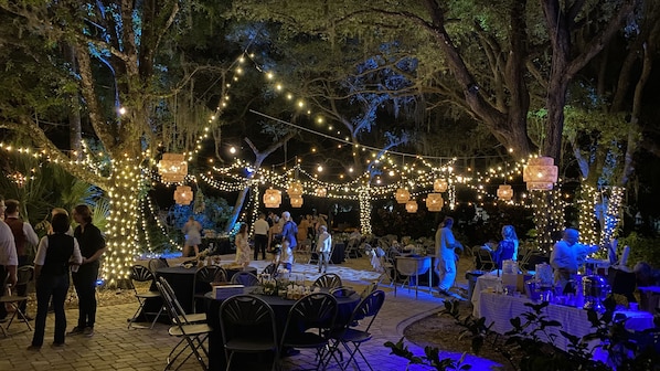 Outdoor banquet area - Discover Real Florida UP CLOSE! Tropical Escape Sarasota (Sarasota)