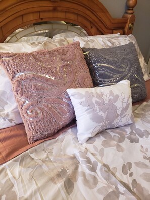 4 bedrooms, iron/ironing board, bed sheets
