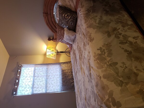 4 bedrooms, iron/ironing board, bed sheets