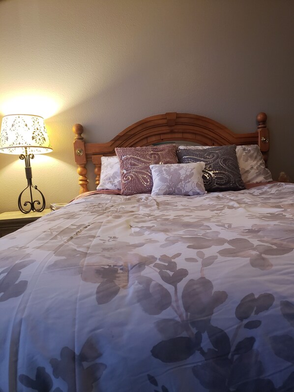 4 bedrooms, iron/ironing board, bed sheets