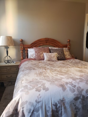 4 bedrooms, iron/ironing board, bed sheets