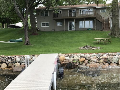 Taso paljon, kova hiekkaranta, 4BR / 2BA, 110 'rantaviivaa, 2 keittiötä, liitteenä autotalli