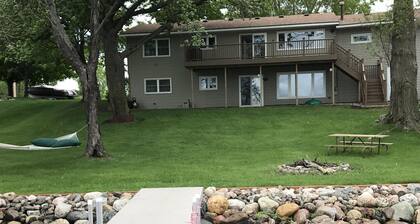 Taso paljon, kova hiekkaranta, 4BR / 2BA, 110 'rantaviivaa, 2 keittiötä, liitteenä autotalli