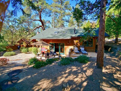 Peaceful Pines "  Lovely Pet Friendly Mountain Home w/ Spa