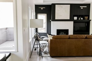 Smart TV, fireplace, offices - CASCADE RETREAT -  Bend, Oregon, USA, Spectacular Designer Remodel (Bend)