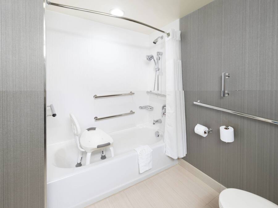 Ein modernes Badezimmer mit einer Badewanne, einer Toilette und einer Duschkabine.