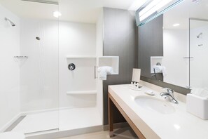 Shower, free toiletries, hair dryer, towels - Courtyard by Marriott Bowie (Bowie)