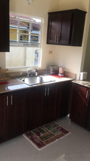 Großer Kühlschrank, Ofen, Herdplatte, Kochgeschirr/Geschirr/Besteck