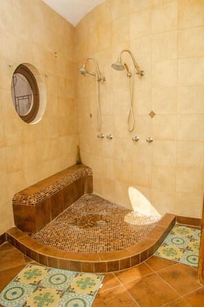Un baño con bañera, ducha e inodoro.