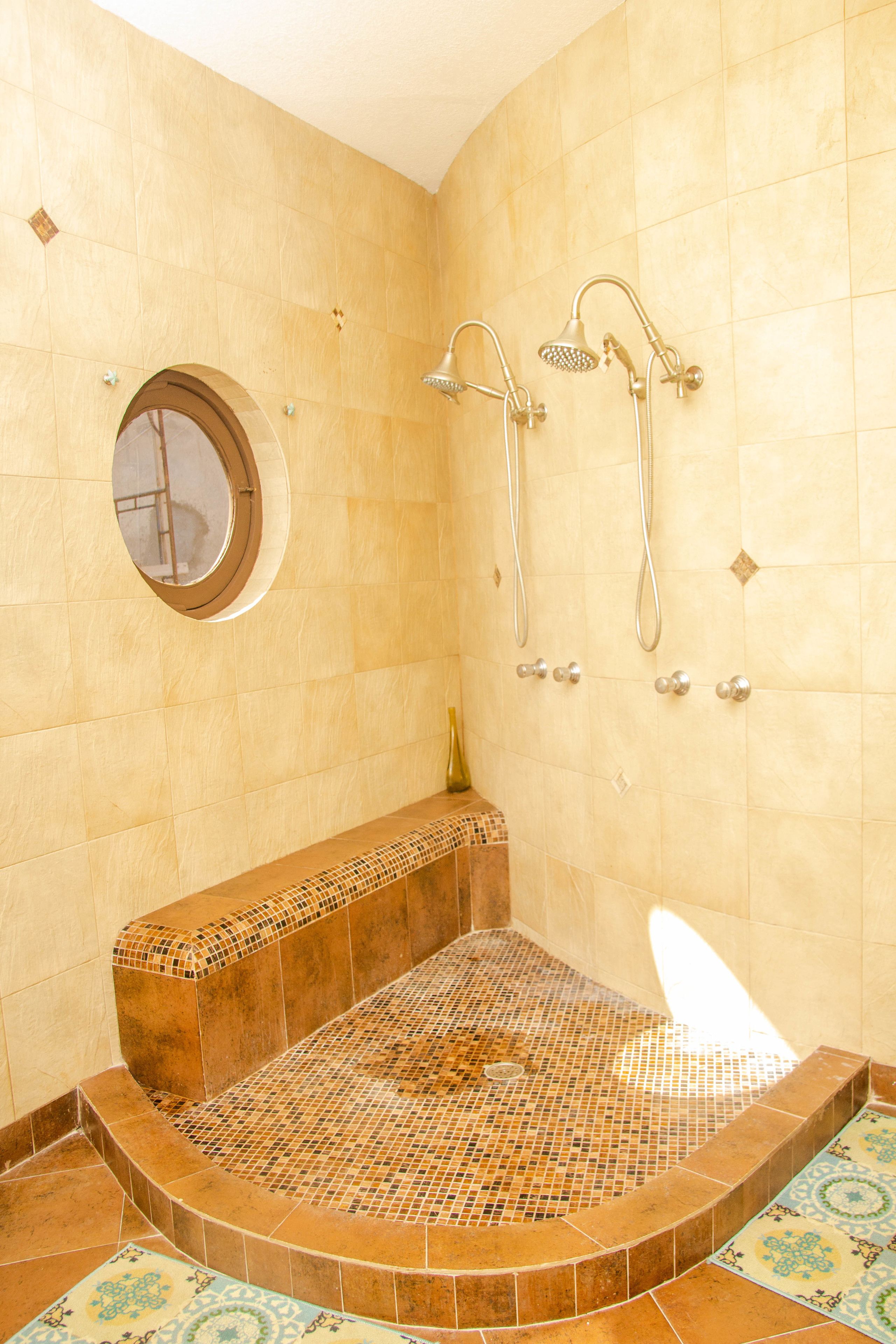 Villa, 4 Bedrooms (Beach Front White Sand Villa 4BD) | Bilik Mandi | Kelengkapan dandanan diri percuma, tuala disediakan 