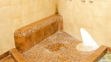 Villa, 4 Bedrooms (Beach Front White Sand Villa 4BD) | Bilik Mandi | Kelengkapan dandanan diri percuma, tuala disediakan