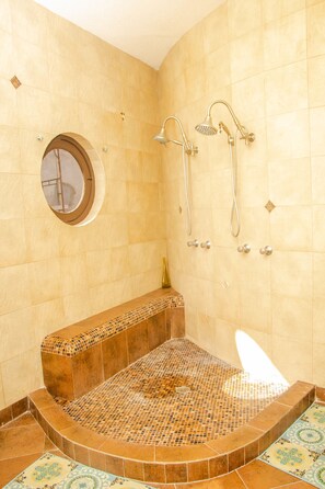 Villa, 4 Bedrooms (Beach Front White Sand Villa 4BD) | Bathroom | Free toiletries, towels - Beach Front White Sand Villa (Hellshire)