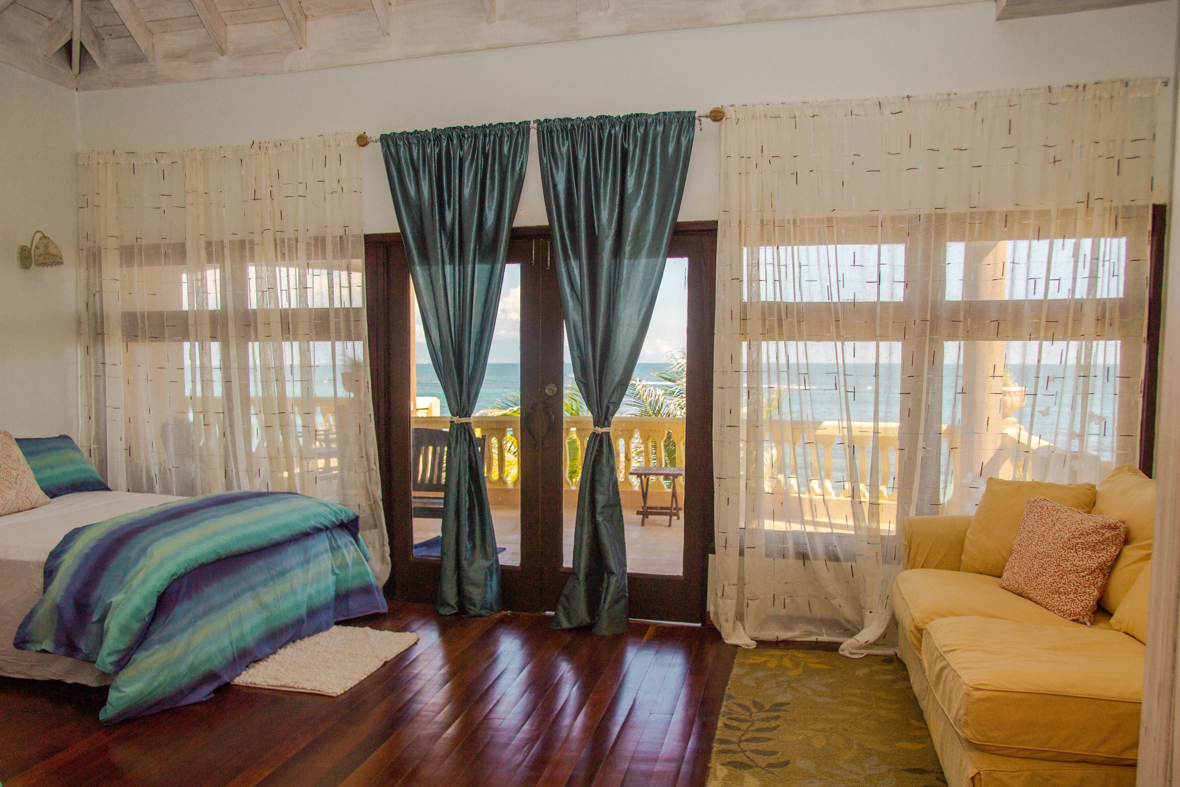 Suite Premium, 2 chambres, non-fumeurs, vue plage (BeachFront White Sand Villa 2BD 2BTH) | Literie de qualité supérieure, Wi-Fi gratuit, draps fournis