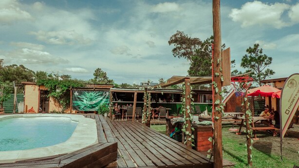 Poolside bar - THC Hostel Uruguay (Punta del Este)