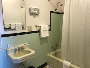 Ducha y bañera combinadas, bañera profunda, toallas y jabón