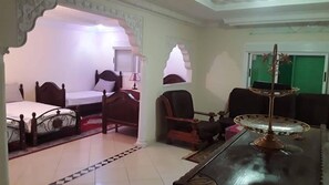 行政公寓 | 客房内保险箱、特色家居、办公桌、笔记本电脑工作区