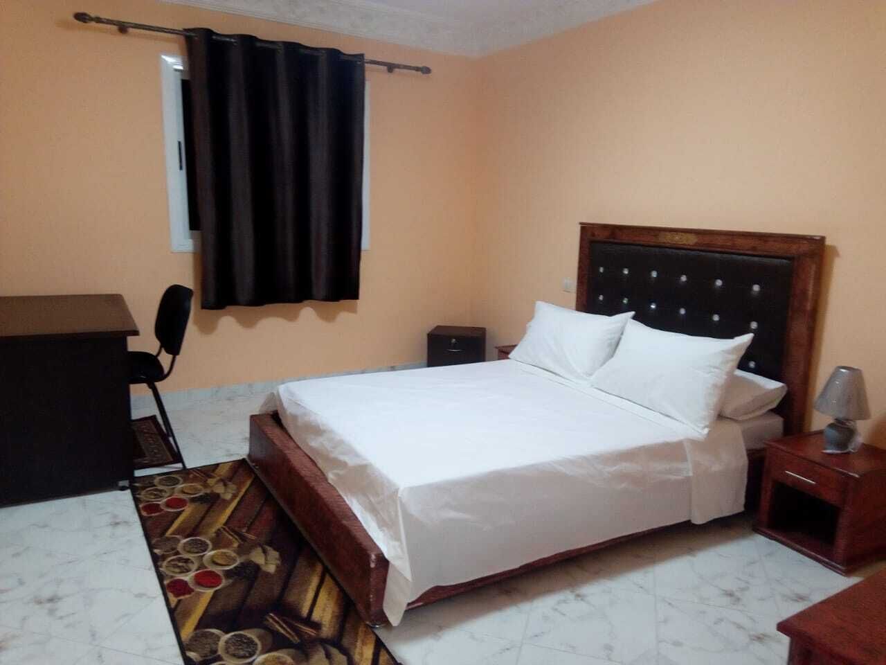 客房內保險箱、布置獨特、書桌、筆電工作空間