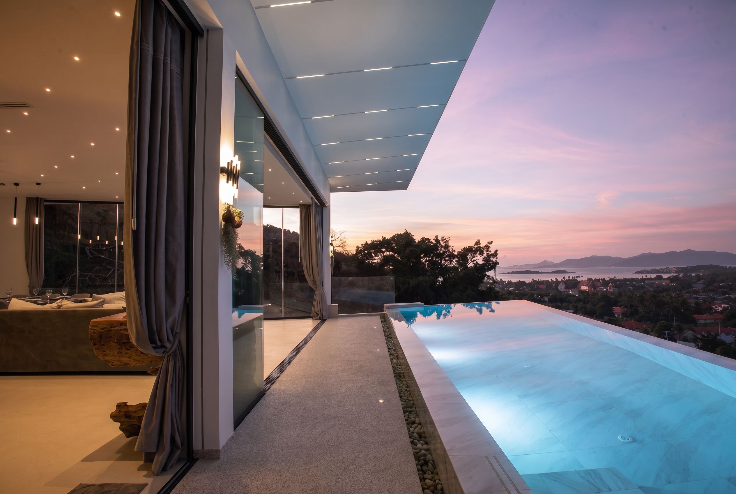 Un interior moderno con piscina y vistas panorámicas.