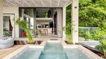 Innendørsbasseng og 3 utendørsbassenger