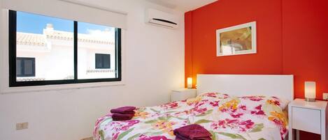 2 bedrooms, iron/ironing board, Internet, bed sheets