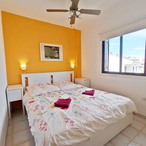 2 chambres, fer et planche à repasser, accès Internet, draps fournis