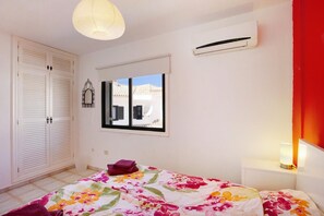 2 bedrooms, iron/ironing board, internet, bed sheets