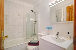 Bañera con ducha, secador de pelo, toallas