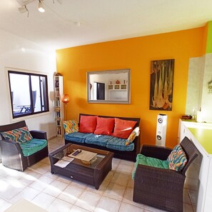 TV, livros, aparelho de som