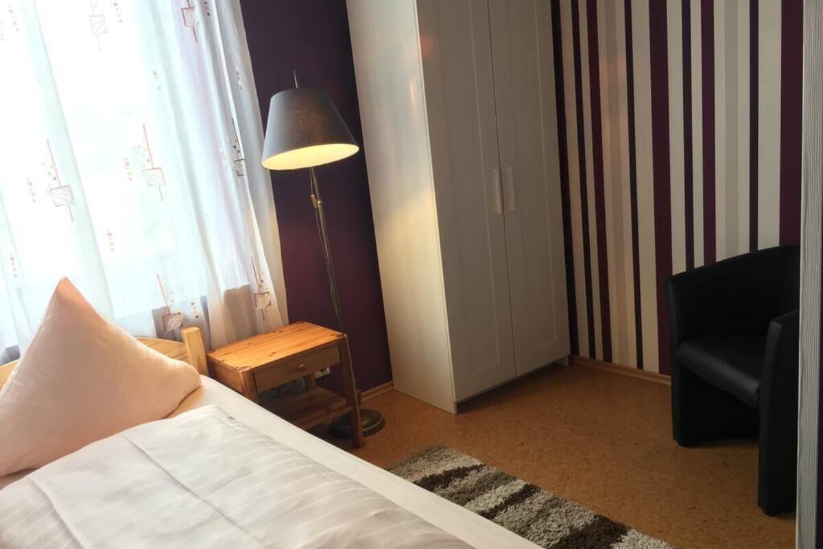 Quarto solteiro | Escrivaninha, cortinas blackout, quartos à prova de som, berços grátis