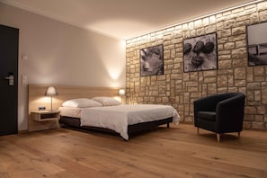 Quarto casal econômico | Escrivaninha, cortinas blackout, quartos à prova de som, berços grátis