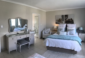 Habitación triple | 1 habitación, edredón, decoración personalizada y muebles diferentes 