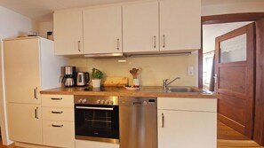 ثلاجة، فرن، موقد طهي مسطح، غسالة أطباق