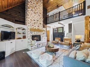 Smart-TV, Kamin, DVD-Player