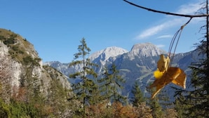 A mountainous landscape with a clear sky. - Fewo Bergsteigerkammerl, 1 Person, Terrasse, 12 qm (Schönau am Königssee)