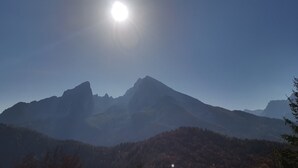 A mountain range with a clear sky and a bright sun. - Fewo Bergsteigerkammerl, 1 Person, Terrasse, 12 qm (Schönau am Königssee)
