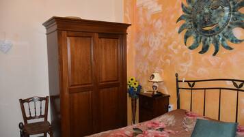 Doppia Standard, bagno condiviso | Una scrivania, tende oscuranti, insonorizzazione, lenzuola